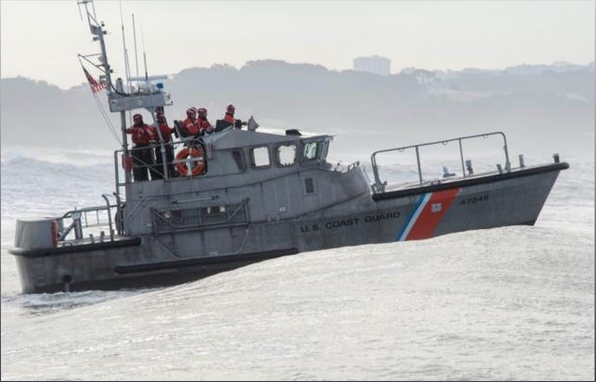 The Dangers of Sneaker Waves: Coast Guard Continues Search for Missing Man - -1733946438