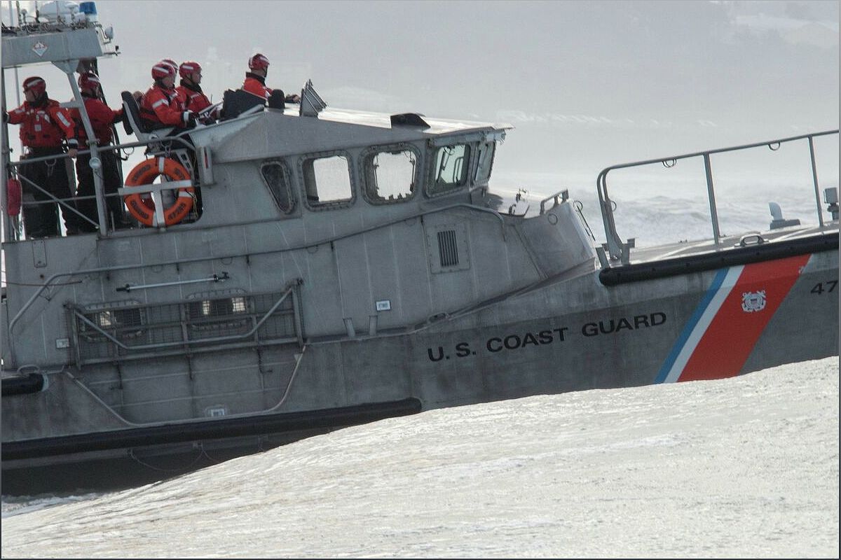 The Dangers of Sneaker Waves: Coast Guard Continues Search for Missing Man - 700371733