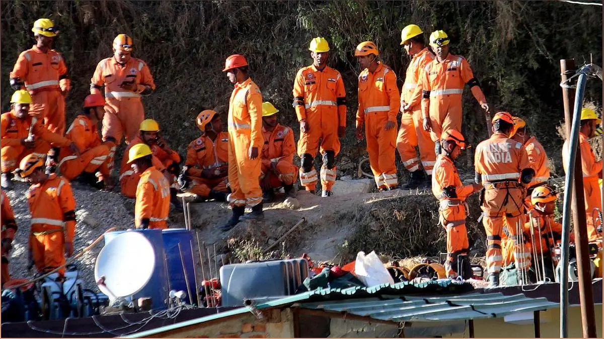 Trapped Workers in Collapsed Tunnel: A Race Against Time - 835221022