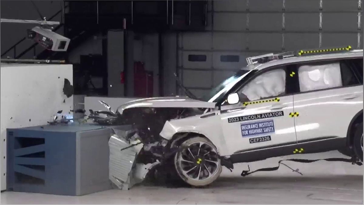 Luxury SUV Crash Test Results: Ensuring Safety for Front and Back Seat Passengers - -1190291996