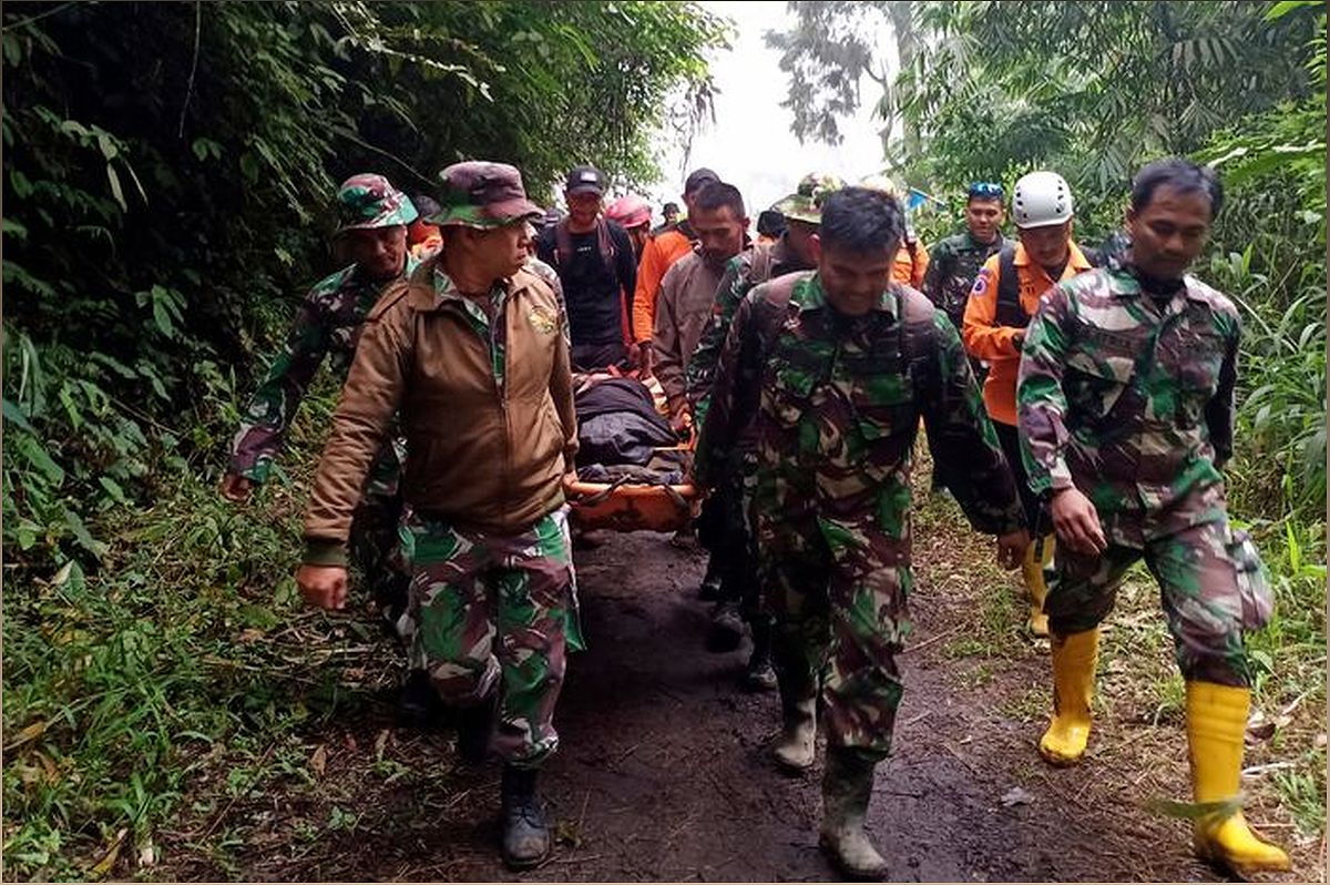 Tragedy Strikes as Marapi Volcano Erupts: 11 Climbers Found Dead, 12 Missing - -893617784